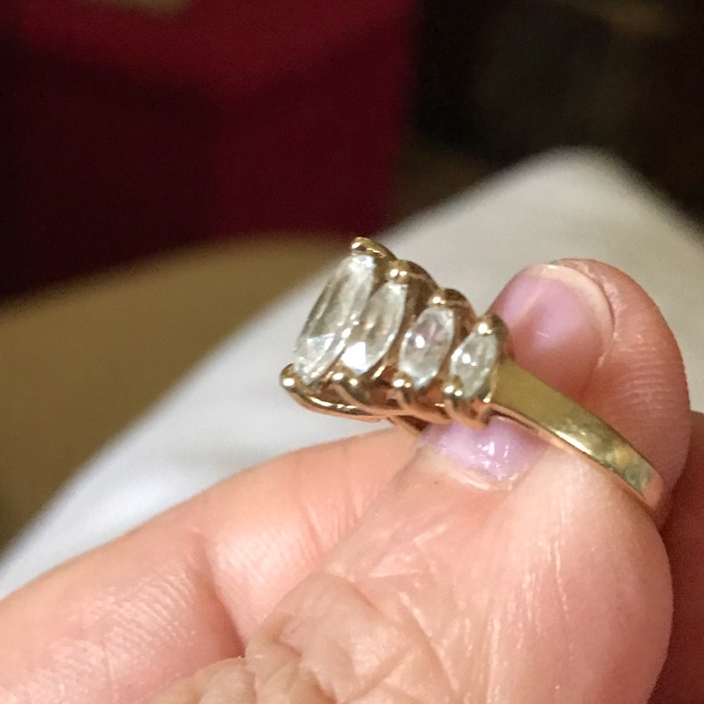 10k gold ring with cubic zirconia - Picture 4 of 5